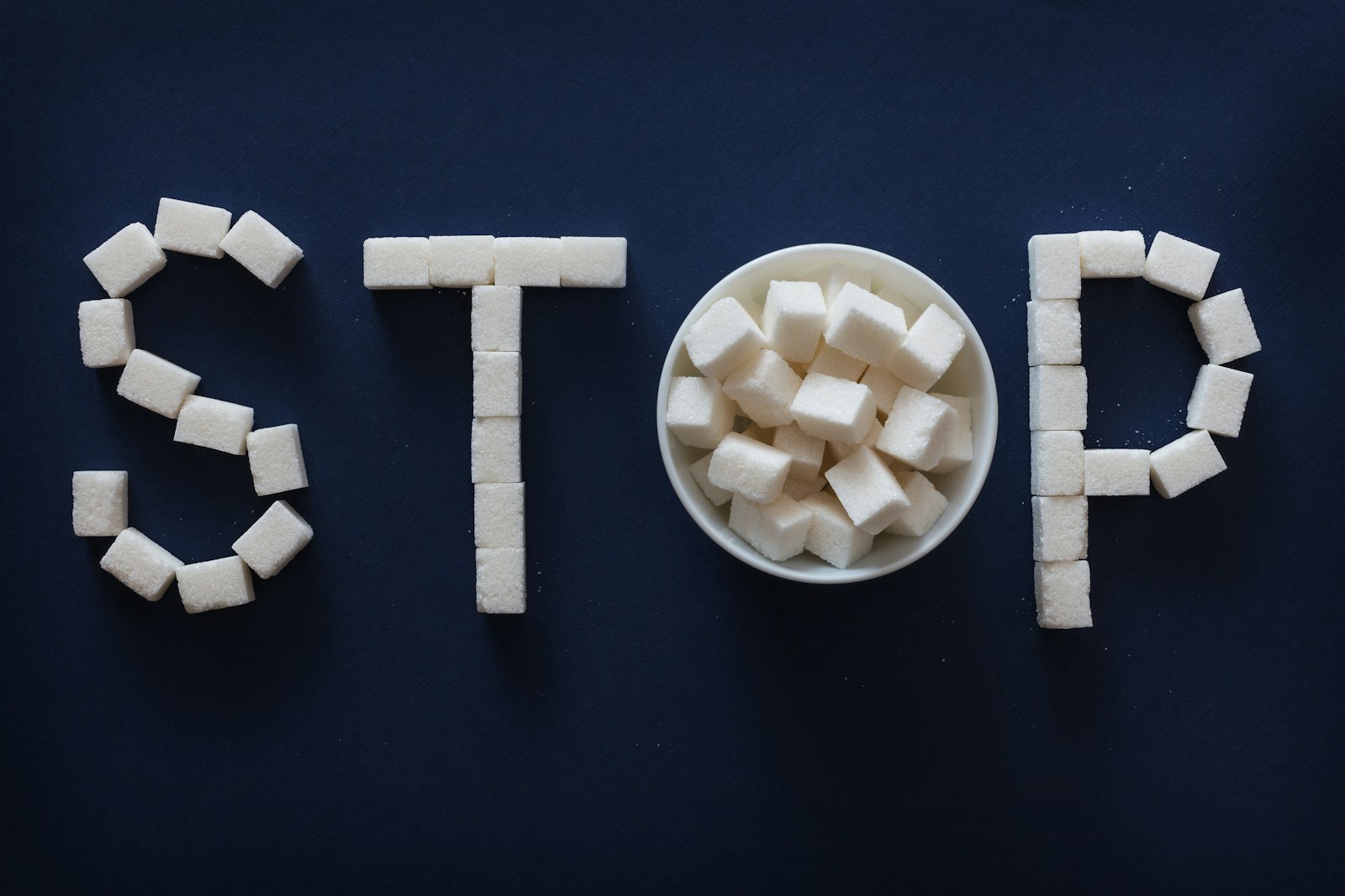 le mot stop écrit avec des guimauves dans un bol