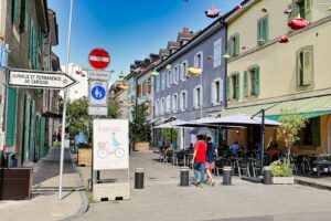 Un couple de personnes qui marchent dans la rue