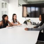 trois femmes assises à la table