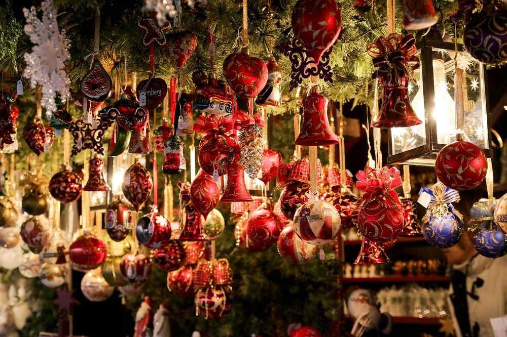 Boules de Noël et décorations de Noël pendues