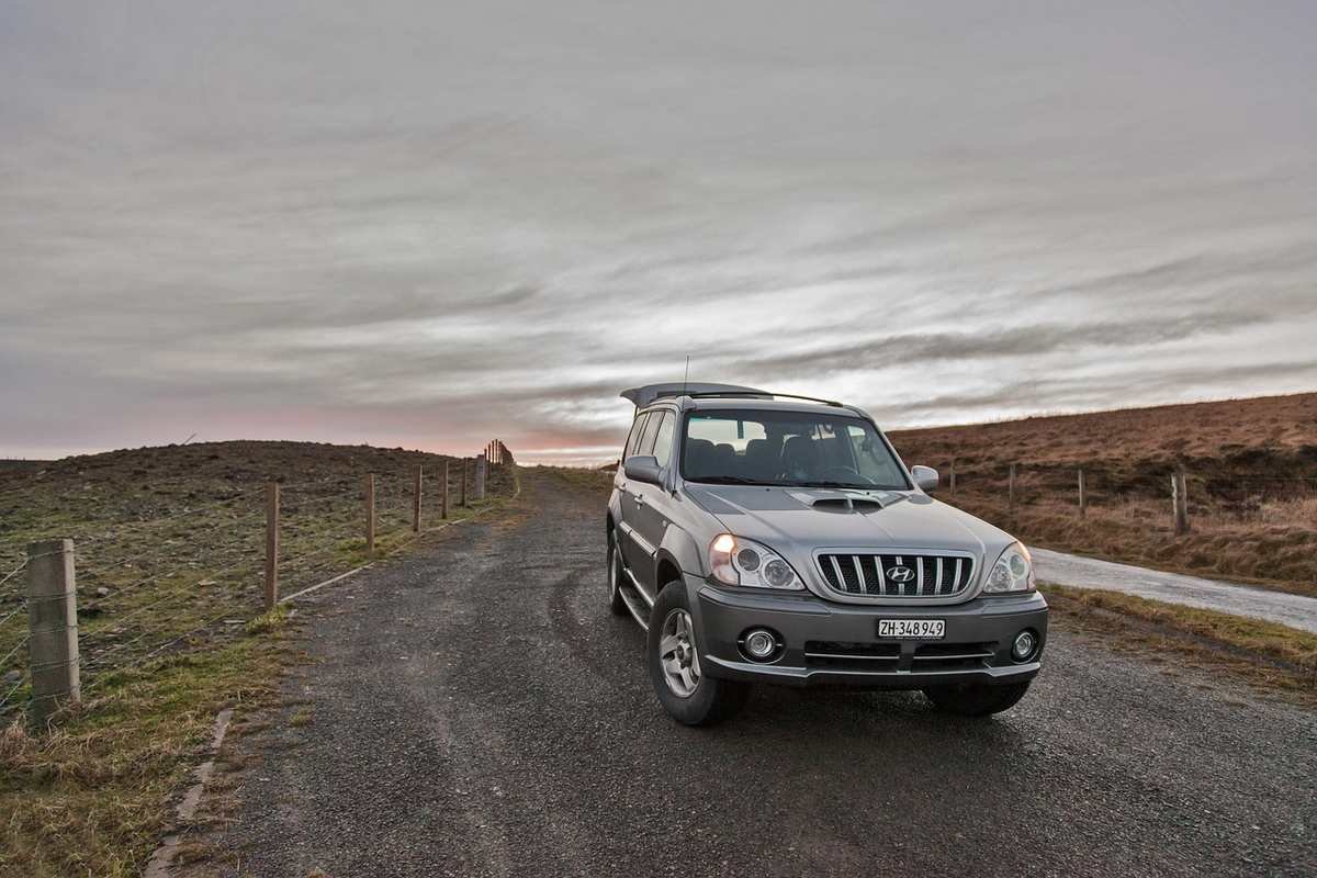 Voiture sur route de campagne